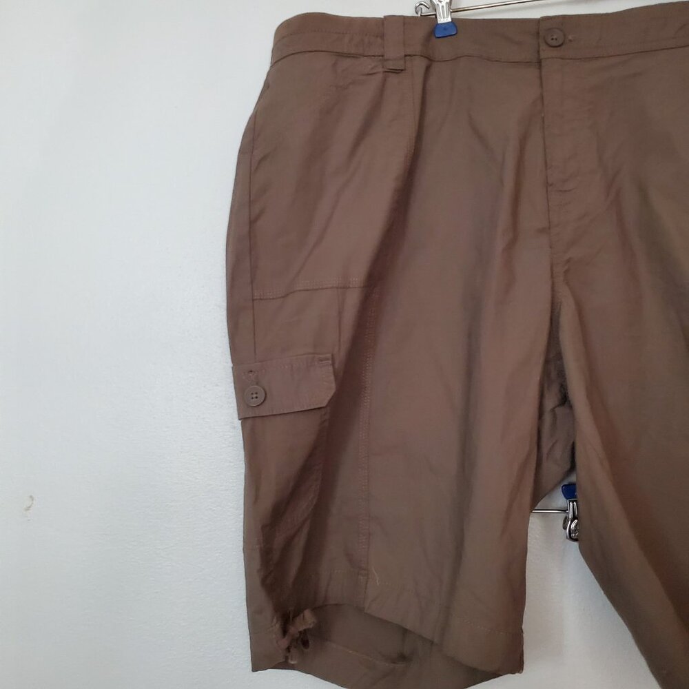 Women's Plus Size Bemuda Shorts 24W Set of 2 White A3 & Green St Johns Bay - Picture 3 of 14